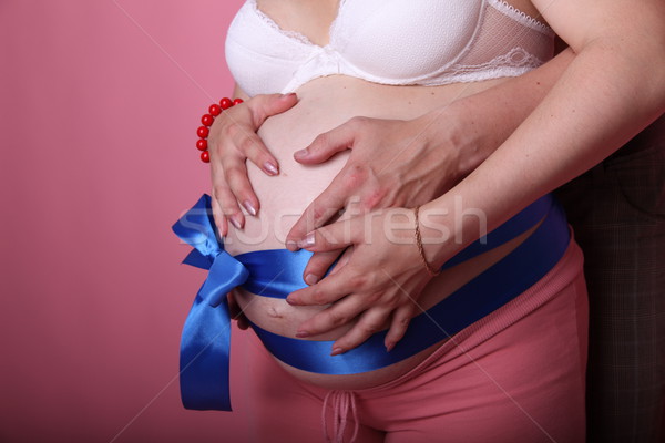 Terhes nő kéz a kézben szív alak baba dudorodás terhes Stock fotó © traza