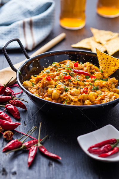 Indiai étel indiai csirkés curry zöldborsó chilipaprika serpenyő Stock fotó © trexec