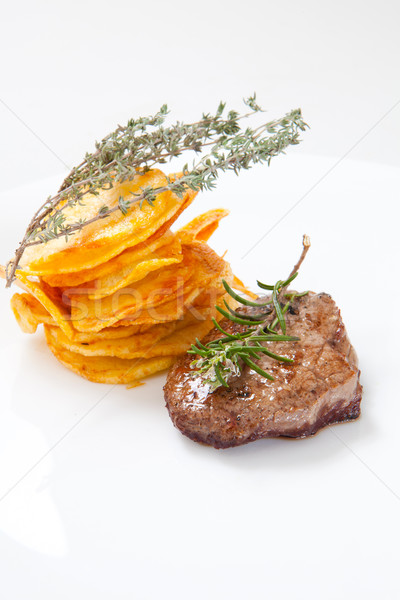 Marhahús kettő lédús bifsztek sültkrumpli gyógynövények Stock fotó © trexec