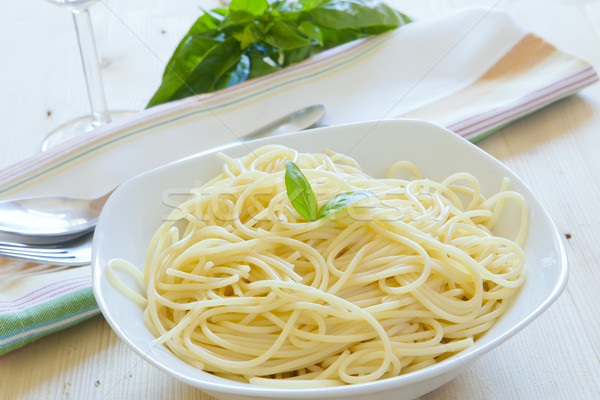 Friss tészta spagetti bazsalikom levelek fehér Stock fotó © trexec