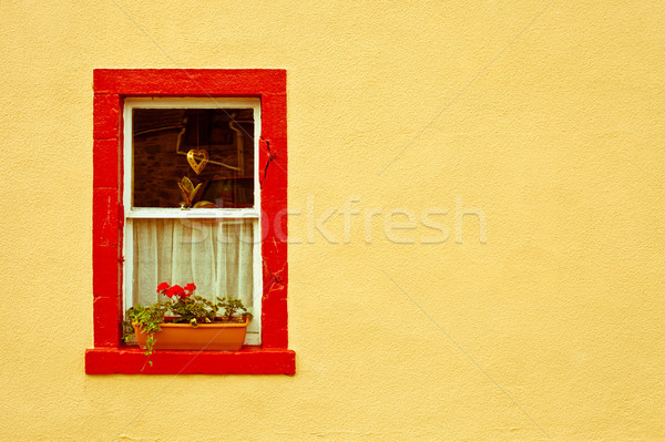 Cottage finestra vibrante rosso giallo Foto d'archivio © trgowanlock