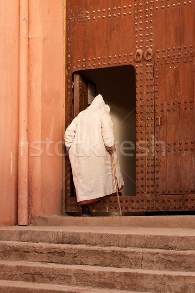 [[stock_photo]]: Homme · mur · pierre · âgées · concrètes · seuls