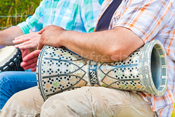 Schlagzeuger Mann spielen traditionellen Trommel Stock foto © trgowanlock