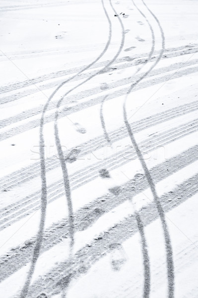 Weg auto fiets band voetafdrukken sneeuw Stockfoto © trgowanlock