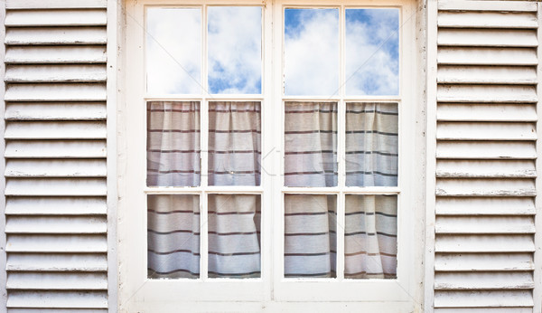 Marco de ventana blanco marco azul nublado Foto stock © trgowanlock
