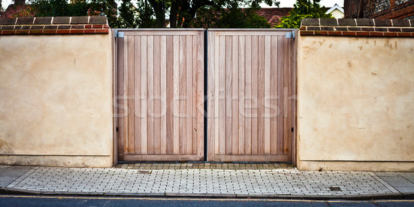 Moderno cancello nuovo legno muro di pietra strada Foto d'archivio © trgowanlock