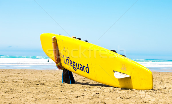 Stock fotó: úszómester · szörfdeszka · citromsárga · tengerpart · égbolt · tenger