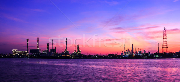 Refinería de petróleo planta crepúsculo manana cielo metal Foto stock © tungphoto