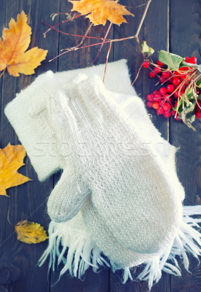 Manusi cu un deget eşarfă alb masa de lemn mână fundal Imagine de stoc © tycoon