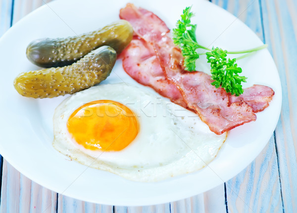 завтрак жареный яйца белый пластина таблице Сток-фото © tycoon