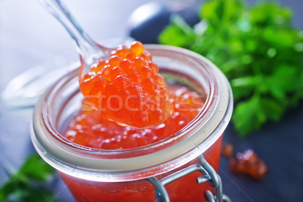 Roşu somon caviar sticlă bancă tabel Imagine de stoc © tycoon