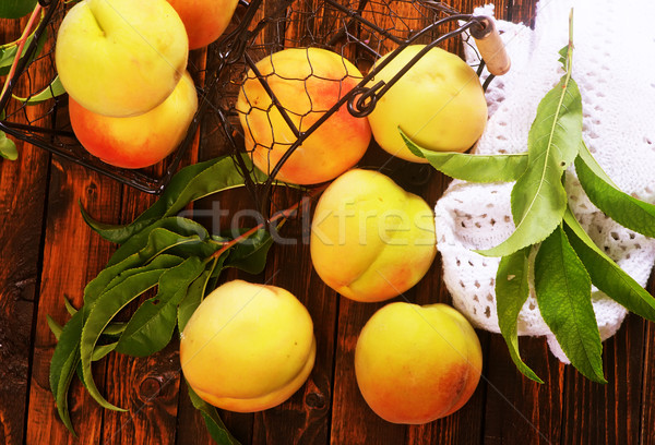 Fraîches pêches Peach panier table en bois fond Photo stock © tycoon