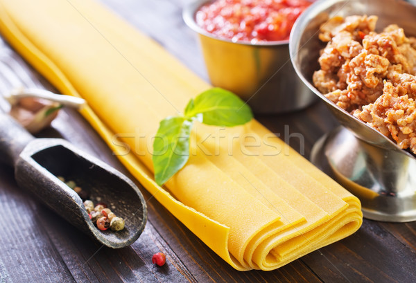 Lasagna ingrediente fundal tabel verde roşu Imagine de stoc © tycoon