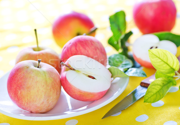 Сток-фото: яблоки · свежие · деревянный · стол · красный · трава · древесины