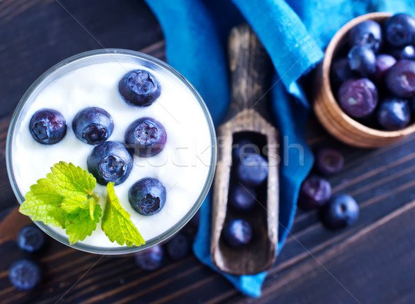 [[stock_photo]]: Yogourt · myrtille · alimentaire · verre · table · plaque