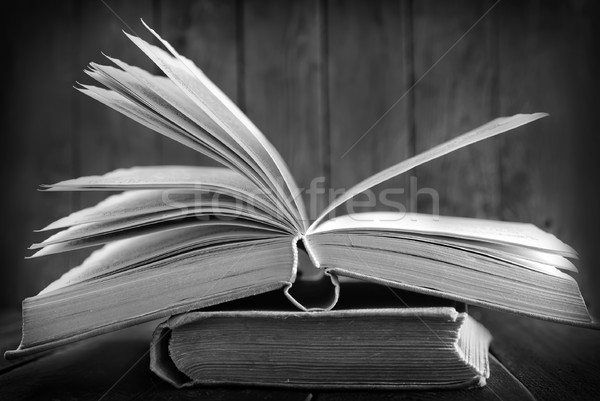 Foto stock: Libros · edad · mesa · escuela · pared