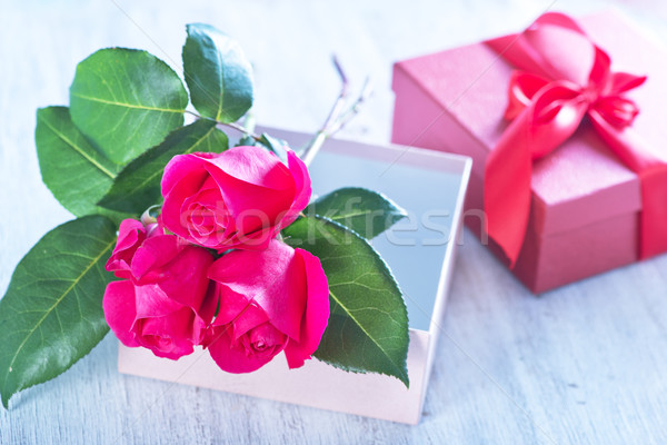 Сток-фото: окна · настоящее · красные · розы · таблице · бумаги · свадьба