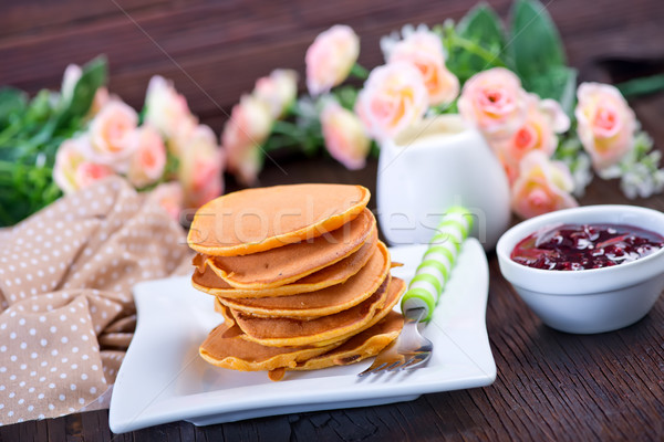 Słodkie naleśniki tablicy tabeli żywności śniadanie Zdjęcia stock © tycoon