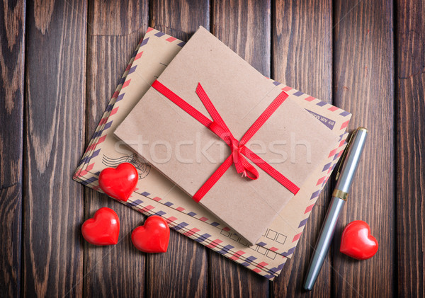 Vermelho corações mesa de madeira feliz caixa carta Foto stock © tycoon
