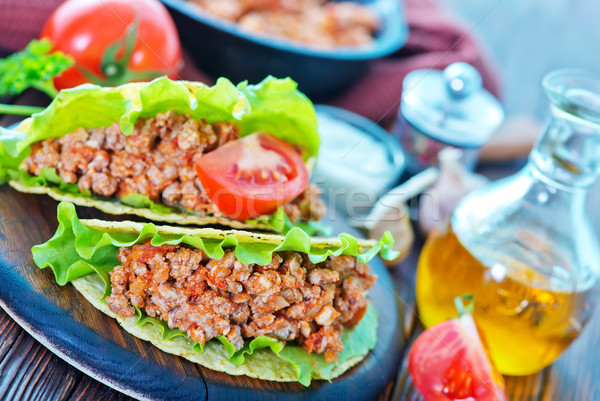 Tacos carne tomate tabel lemn placă Imagine de stoc © tycoon