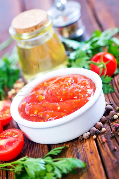 Foto stock: Molho · de · tomate · tigela · tabela · comida · fundo · vermelho