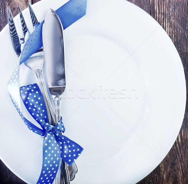 Tacamuri furculiţă cuţit alb placă tabel Imagine de stoc © tycoon