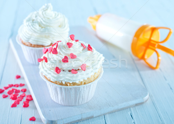 Foto d'archivio: Muffins · bianco · crema · tavola · campo · rosso