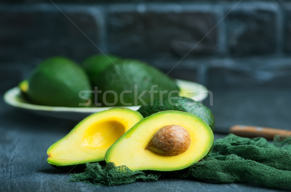 Avocado proaspăt tabel verde grădină fundal Imagine de stoc © tycoon