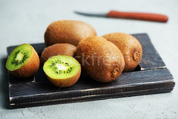 Foto stock: Kiwi · fresco · tabela · lousa · fundo · grupo