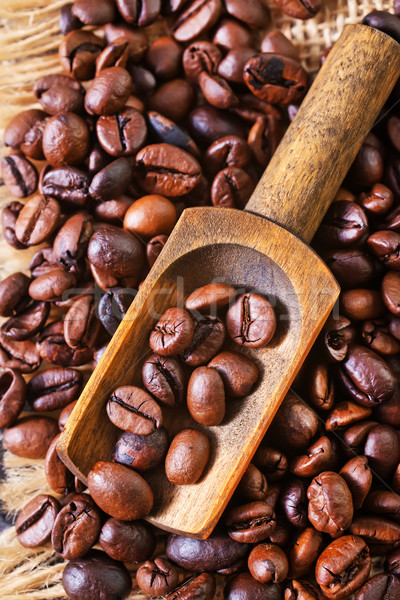 Boabe de cafea masa de lemn cuţit podea mic dejun epocă Imagine de stoc © tycoon