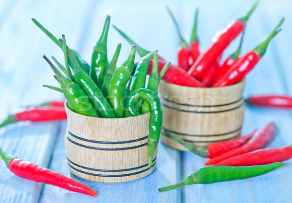 Chili grünen rot Paprika Tabelle Hintergrund Stock foto © tycoon