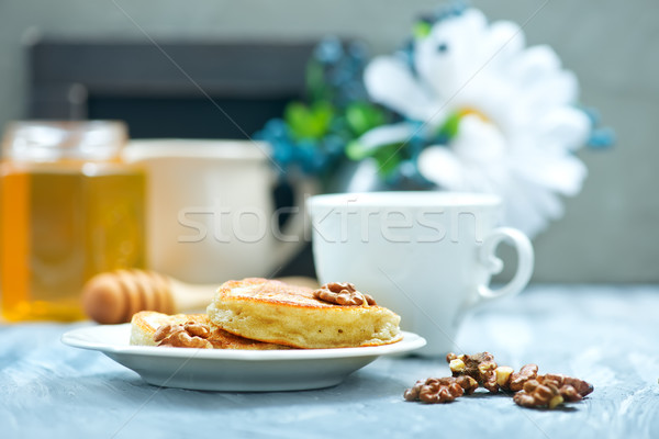 Stockfoto: Pannenkoeken · noten · honing · tabel · achtergrond · keuken