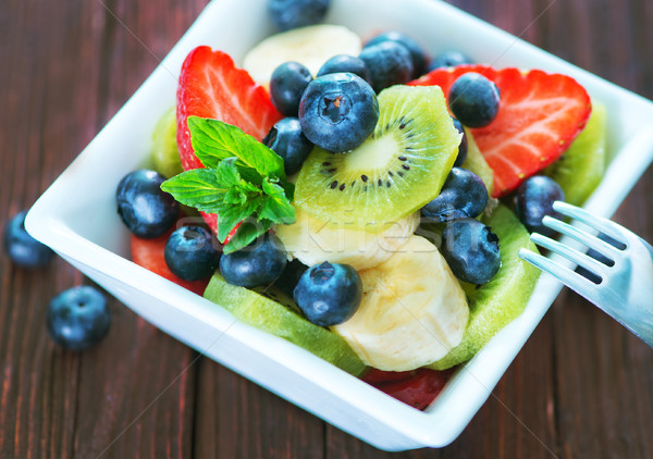新鲜水果    沙拉    白    碗    叶 / fresh fruit salad in the