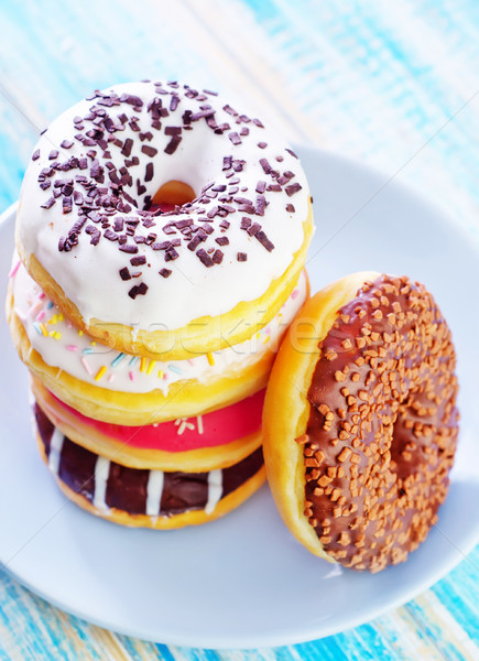 商業照片: 甜甜圈 · 盤 · 表 · 水果 · 蛋糕 · 藍色