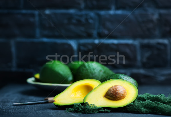 Avocado proaspăt tabel verde grădină fundal Imagine de stoc © tycoon