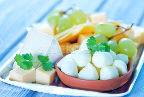 Brânză metal tava tabel fruct albastru Imagine de stoc © tycoon