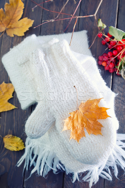 Foto stock: Mitones · bufanda · blanco · mesa · de · madera · fondo · hombres