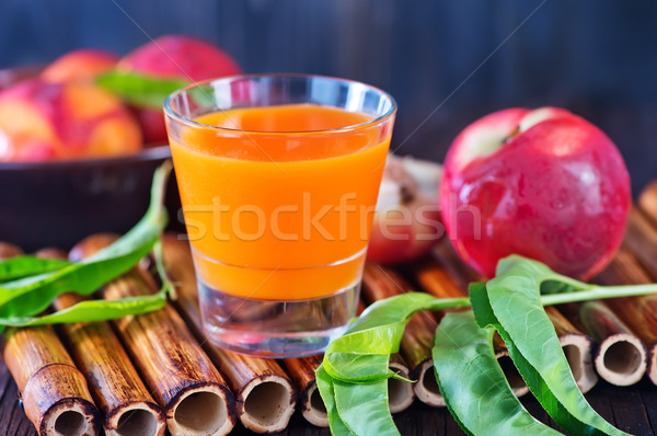 Piersica cu coaja neteda suc sticlă tabel lemn fruct Imagine de stoc © tycoon