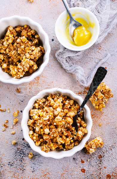 Foto stock: Granola · miel · tazón · mesa · frutas · fondo