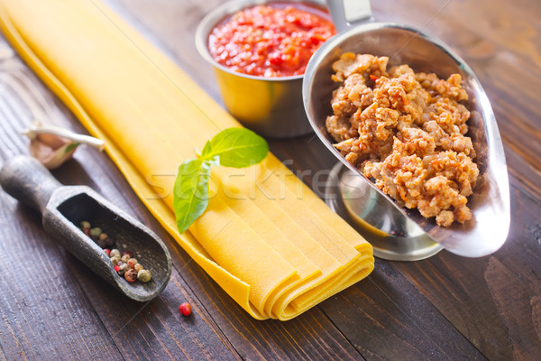 Lasagna ingrediente fundal tabel verde roşu Imagine de stoc © tycoon