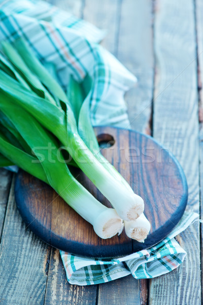 Frischen Lauch Holzbrett Tabelle grünen Supermarkt Stock foto © tycoon