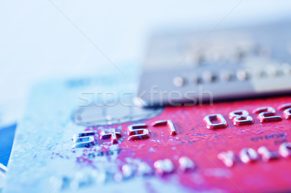 Foto stock: Cartões · de · crédito · dinheiro · azul · chave · vermelho · financiar