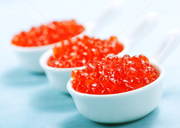 Somon caviar roşu boluri tabel lemn Imagine de stoc © tycoon