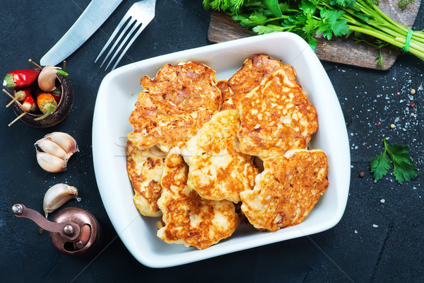 Foto stock: Frito · tazón · mesa · pollo · rojo · placa