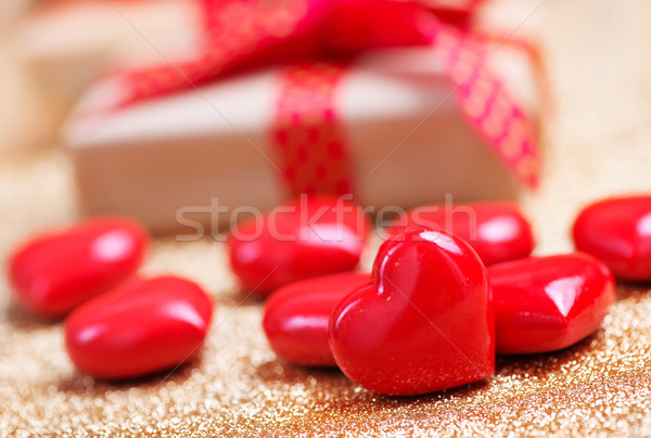 Przedstawia polu obecnej czerwony serca tabeli Zdjęcia stock © tycoon
