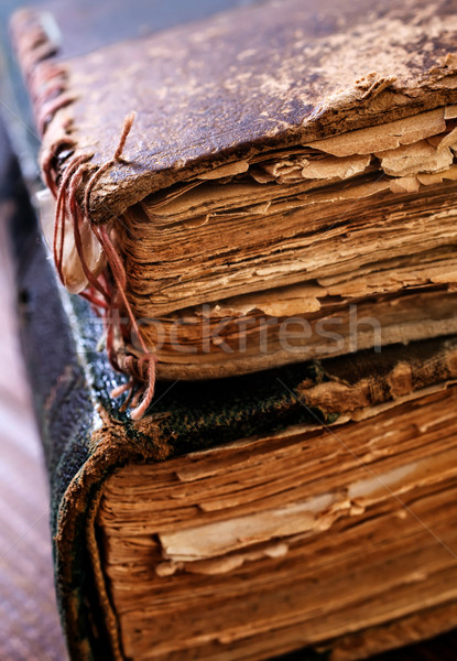 Cărţi vechi masa de lemn hârtie Biblie Imagine de stoc © tycoon