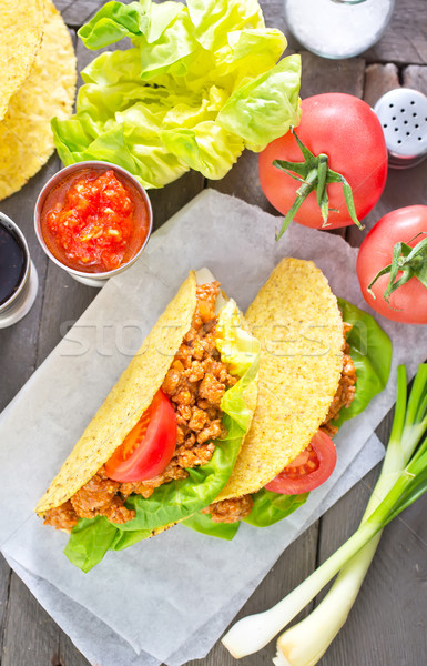 Tacos ahşap plaka et hamburger zemin Stok fotoğraf © tycoon