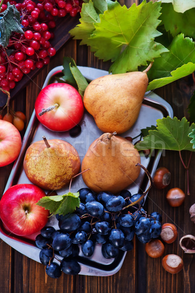 Najaar vruchten houten tafel appels druif natuur Stockfoto © tycoon