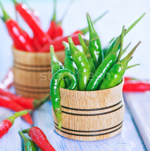 Chili grünen rot Paprika Tabelle Hintergrund Stock foto © tycoon