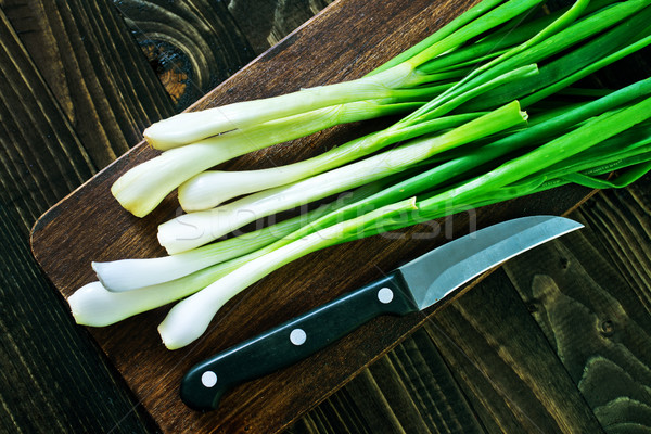 Zöldhagyma tábla asztal zöld hagyma egészséges Stock fotó © tycoon